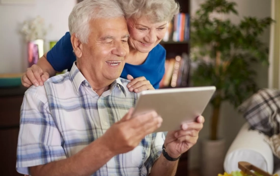 Dos personas mayores con una tablet regalada / TK HOME