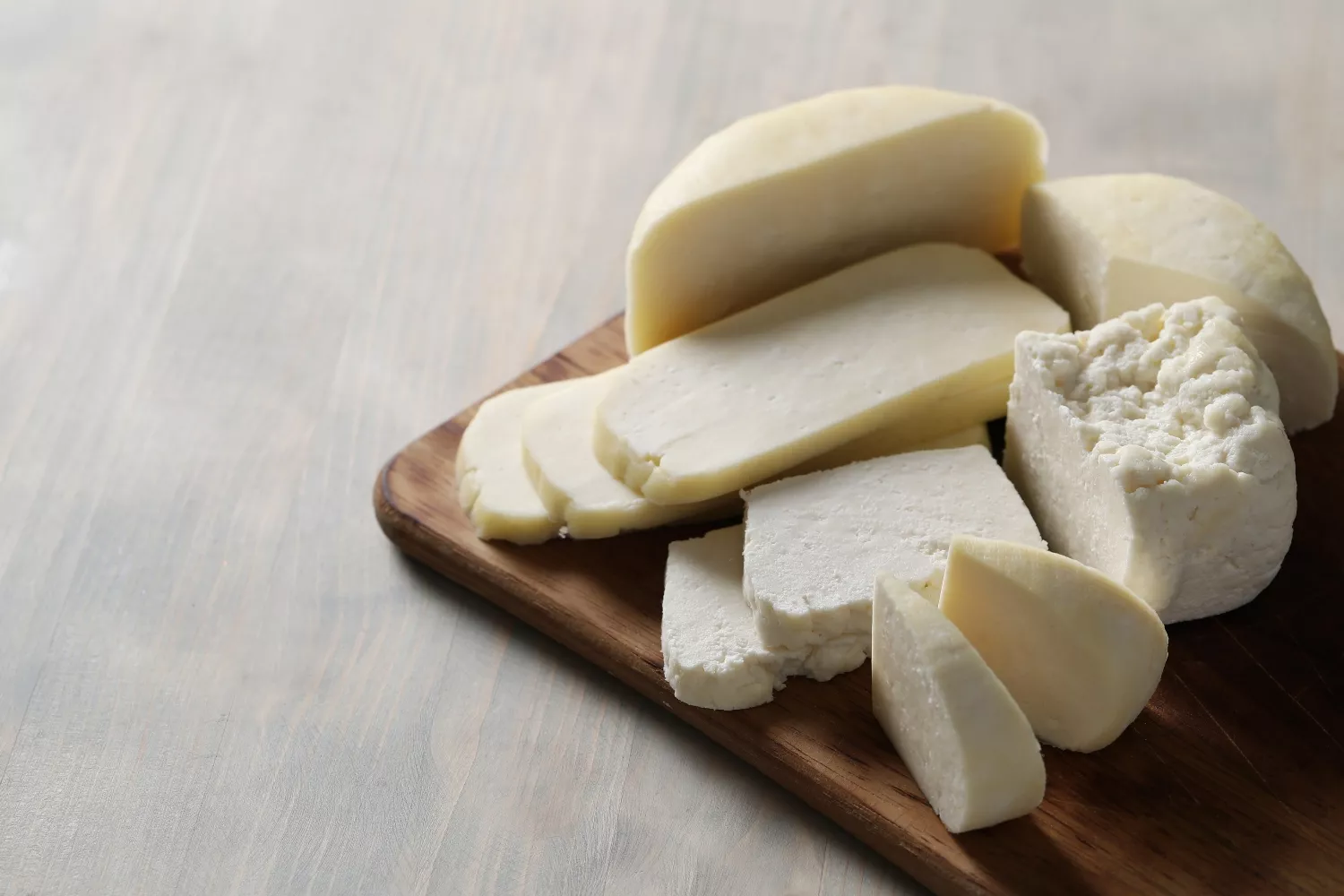 Diferentes tipos de queso francés en una tabla / FREEPIK