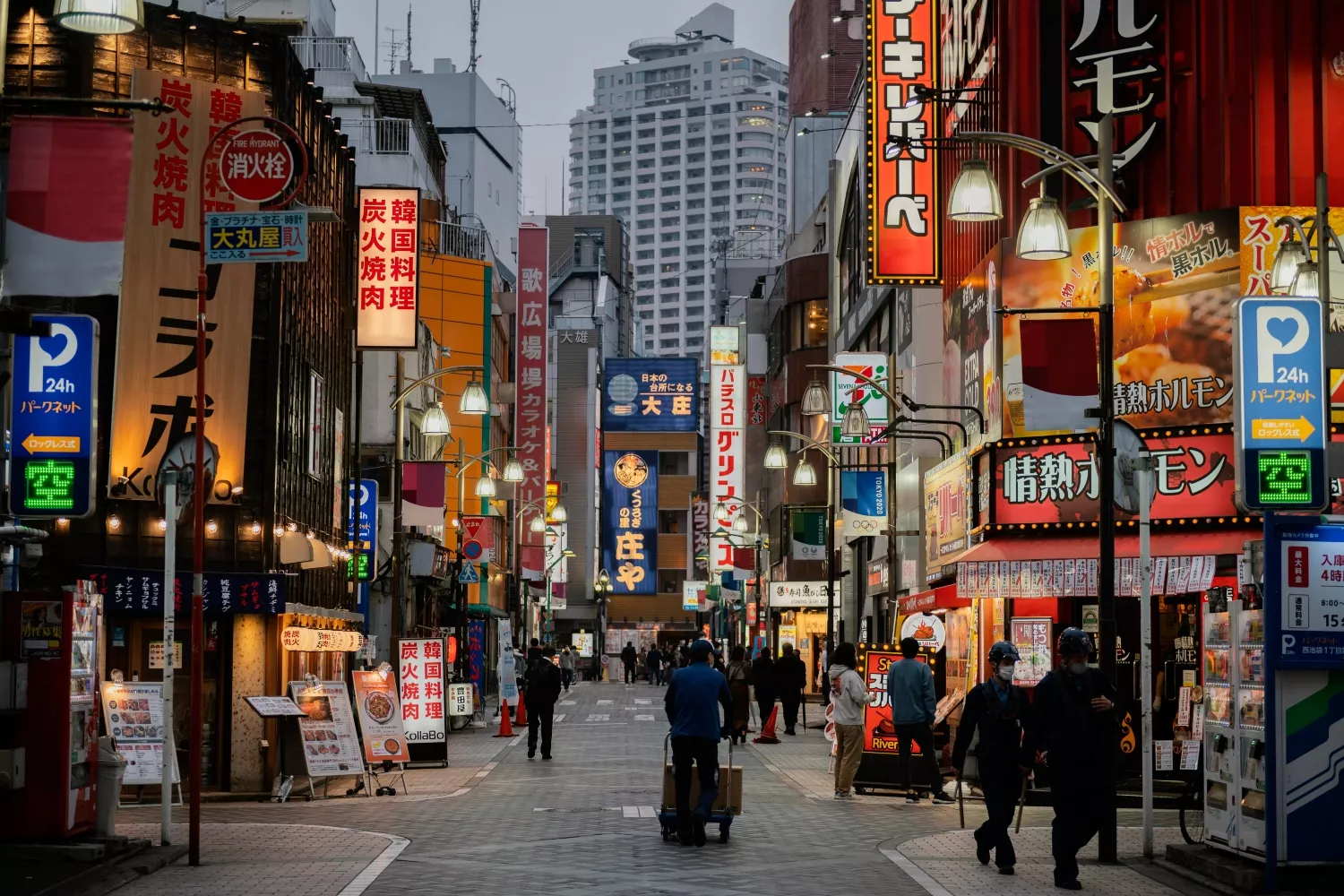 Una calle de Tokio, ciudad a la que se podrá viajar desde Madrid con Iberia / FREEPIK