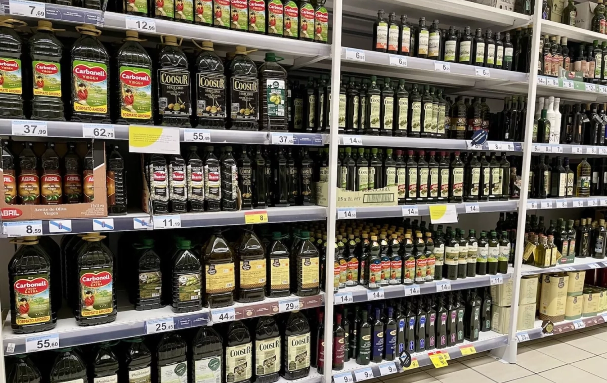 Un estante con aceite de oliva en un supermercado de El Corte Inglés / COMPRADICCIÓN