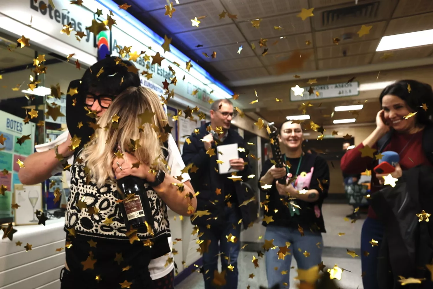 Una pareja celebra un premio de la Lotería de Navidad / EP