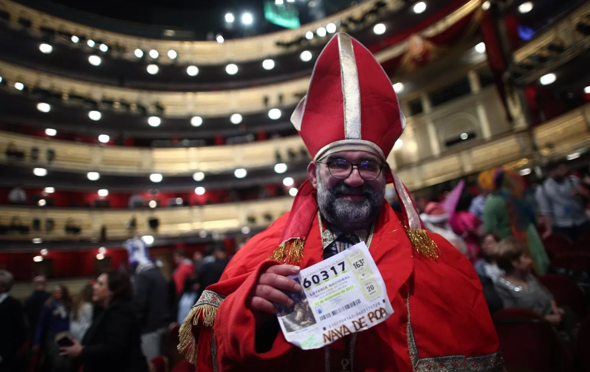 Un hombre disfrazado en el interior del Teatro Real / EP