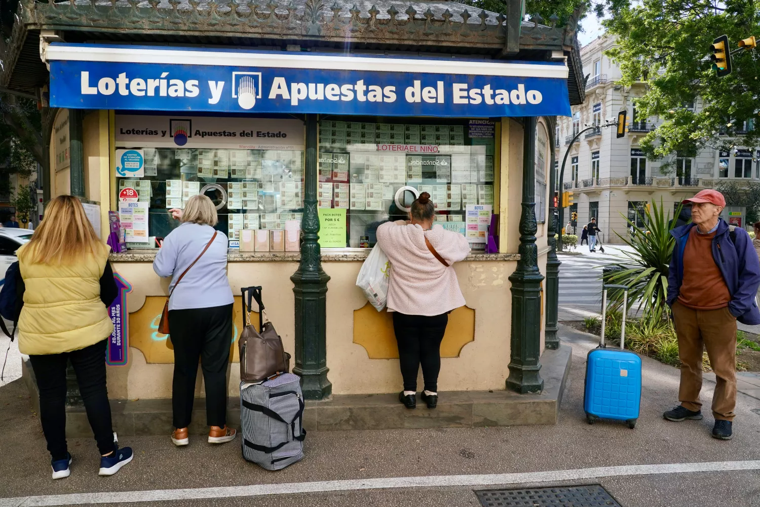 Varias personas compran décimos de Lotería para el sorteo de Navidad / EUROPA PRESS - ALEX ZEA