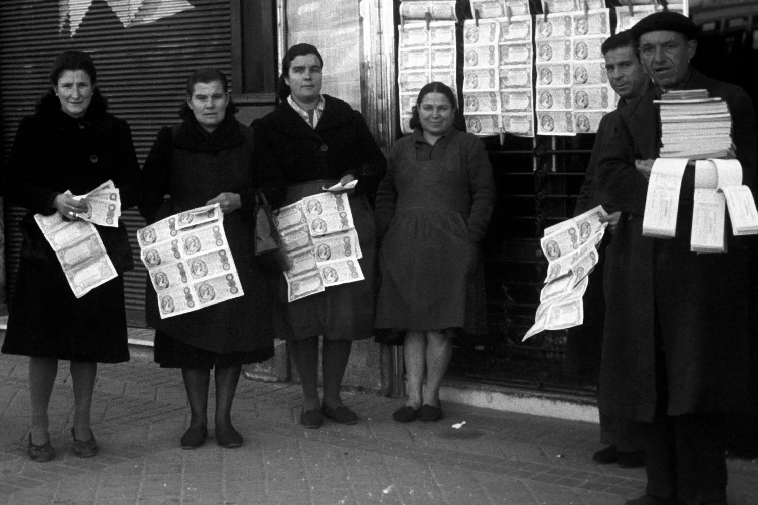 Preparados para vender los décimos de la Lotería Nacional / EFE