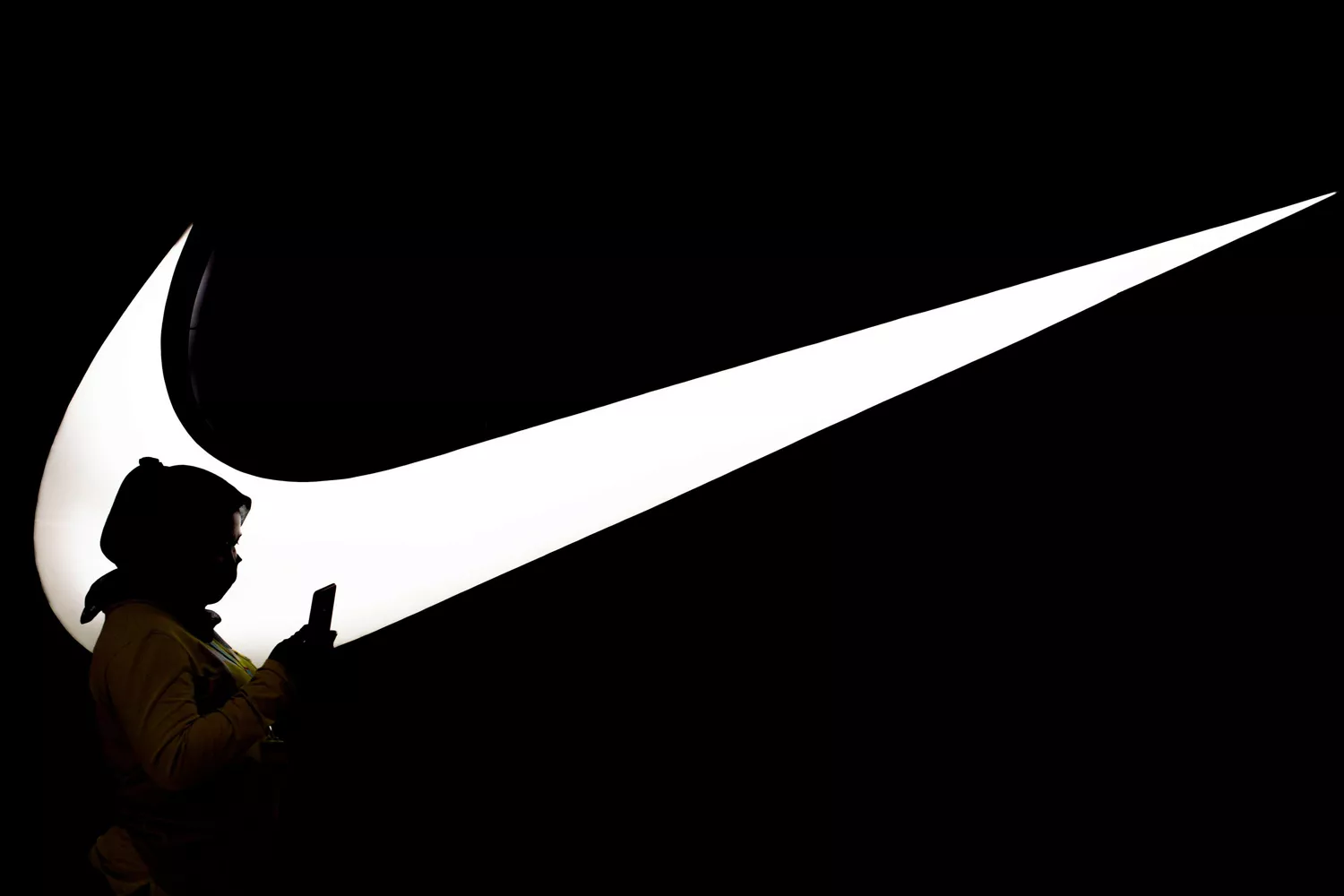 Una mujer junto al logo de Nike / DONAL HUSNI ZUMA WIRE DPA