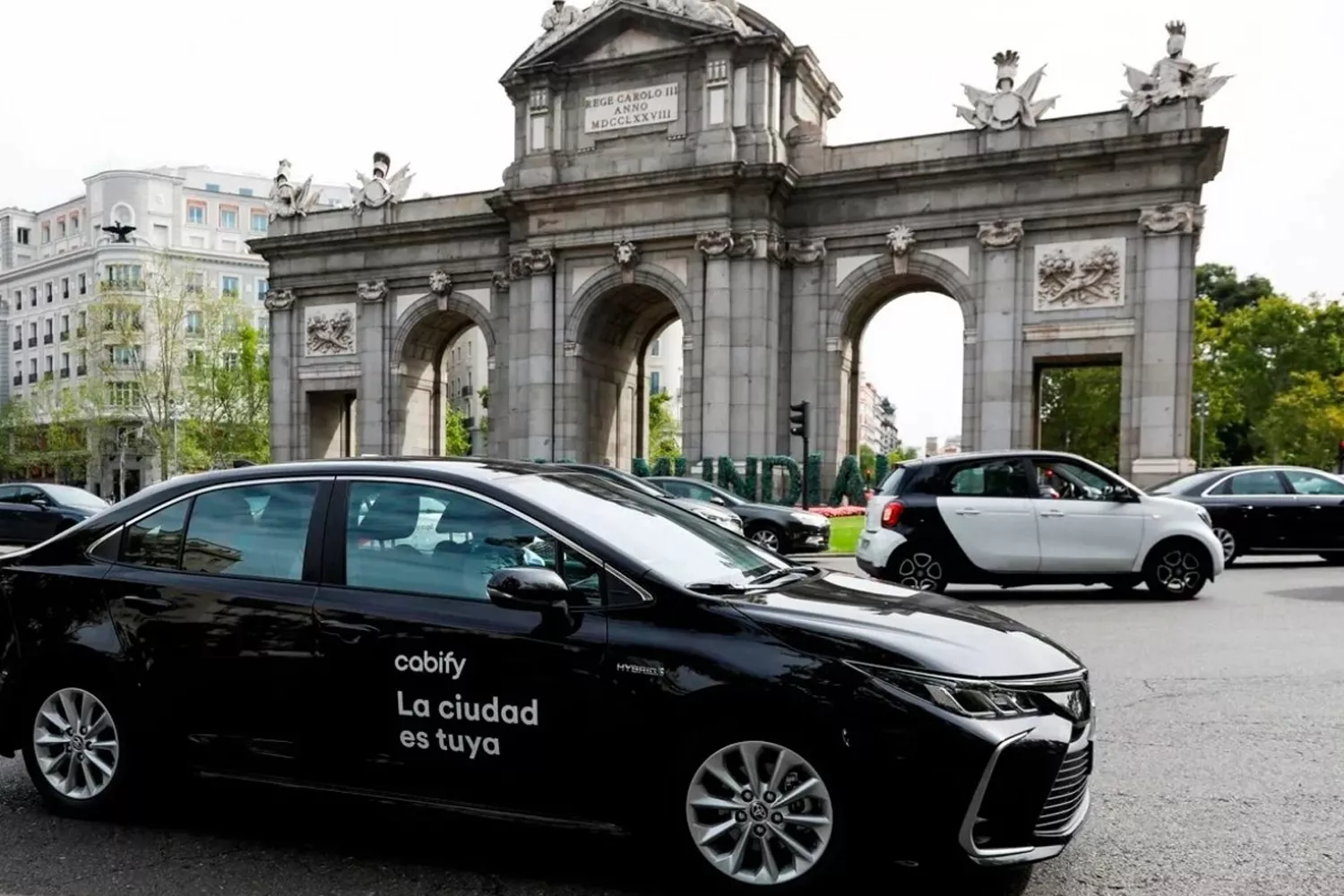 Un coche de Cabify frente a la Puerta de Alcalá de Madrid / CABIFY