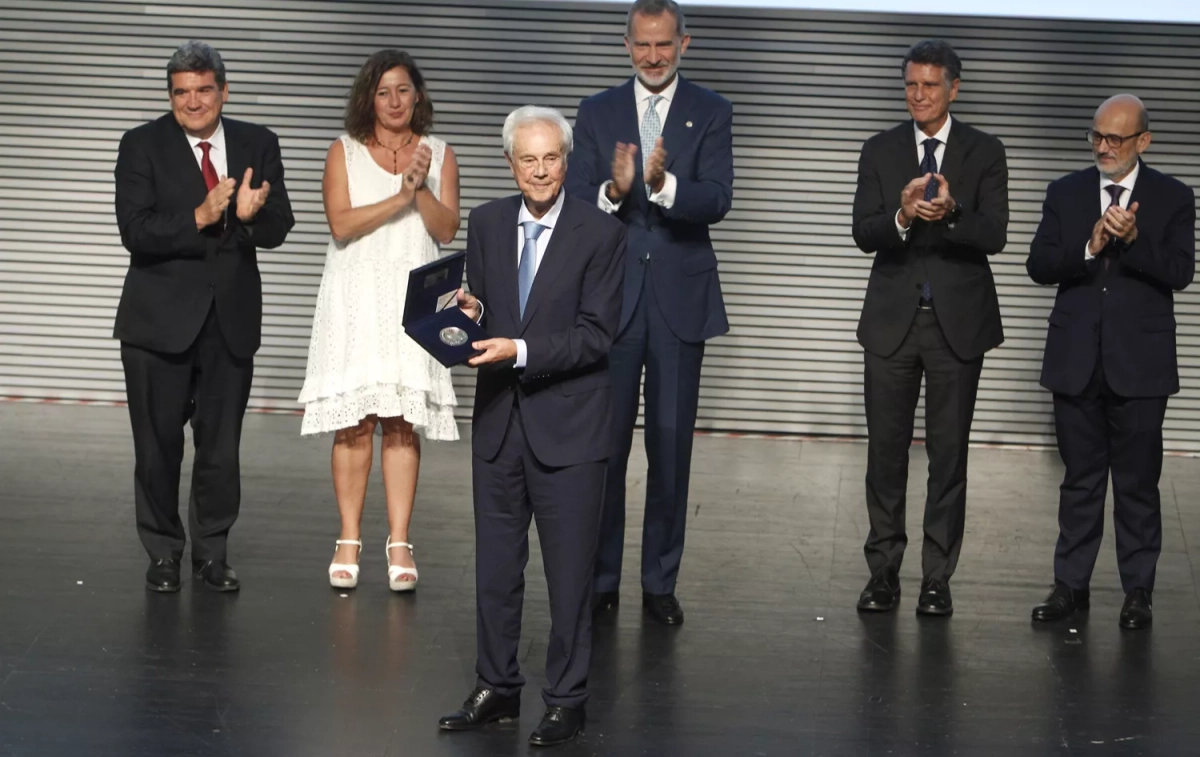 Gabriel Escarrer Juliá posa tras recibir el VII Premio Reino de España a la Trayectoria Empresarial en el Palacio de Congresos de Palma / ISSAC BUJ - EP