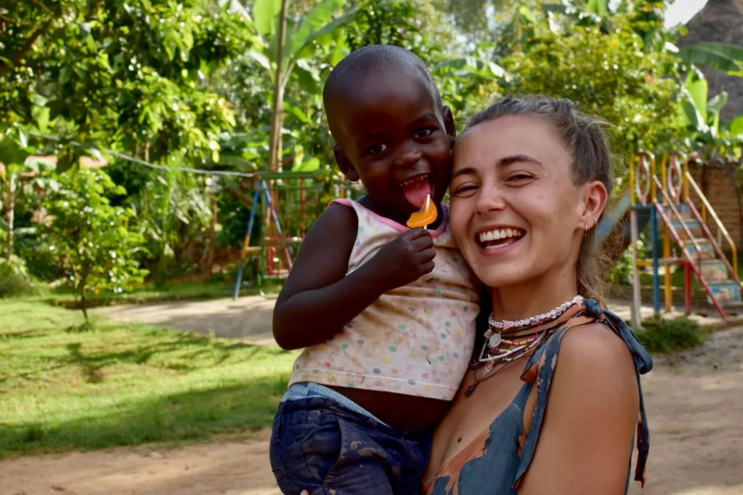 Uno de los niños que viven en el orfanato Kikaya House, en Uganda, en brazos de María Galán / CEDIDA