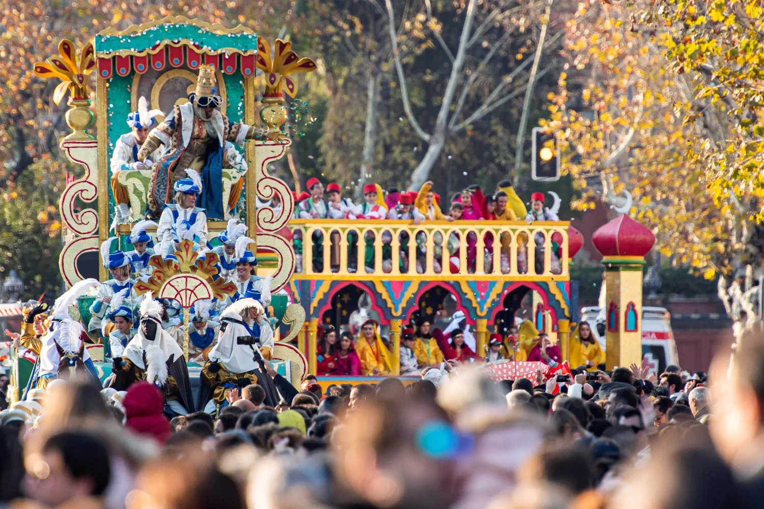 El rey Gaspar en su carroza durante la cabalgata de los Reyes Magos en Sevilla / RAÚL CARO - EFE