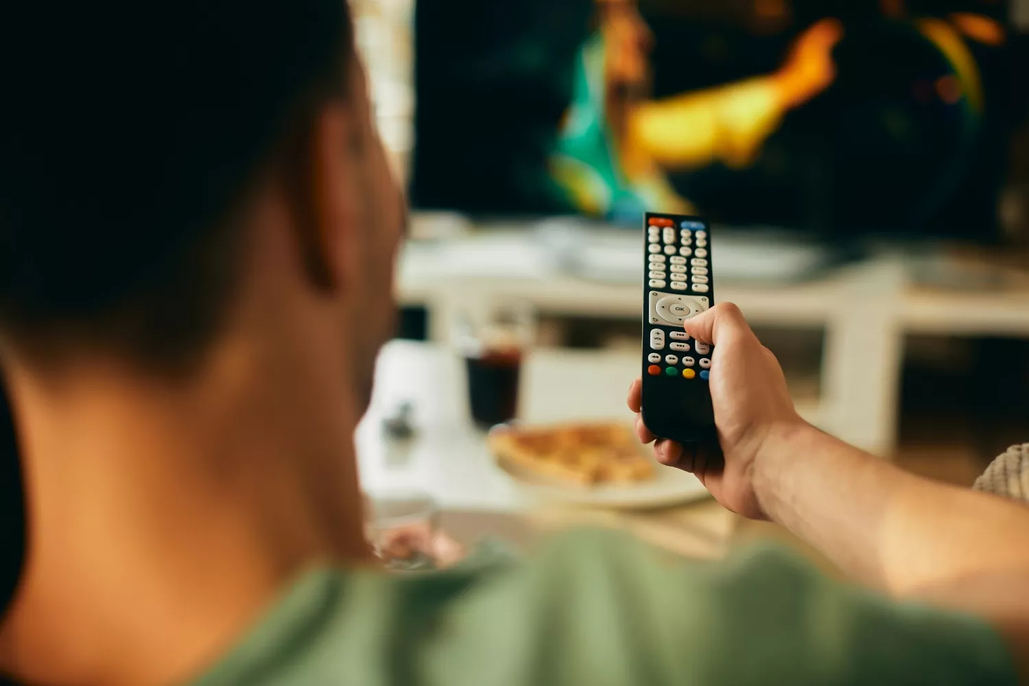 Un hombre ve la televisión / FREEPIK