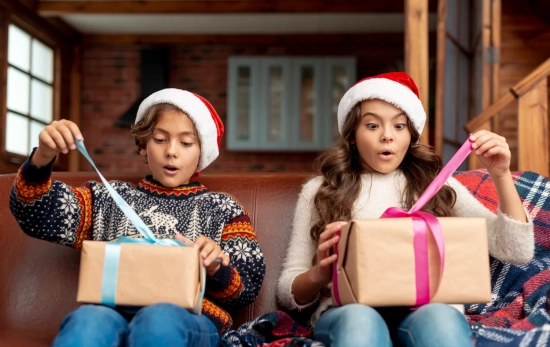 Dos niños abren sus regalos el Día de Navidad / FREEPIK