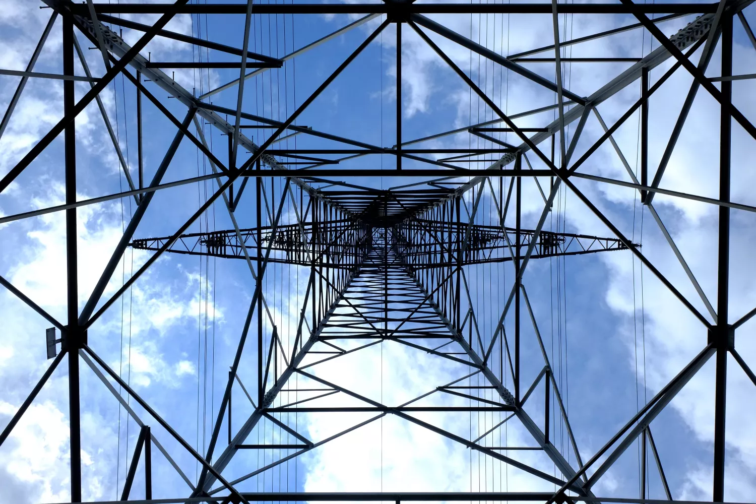 Una torre de la luz o poste eléctrico / PEXELS