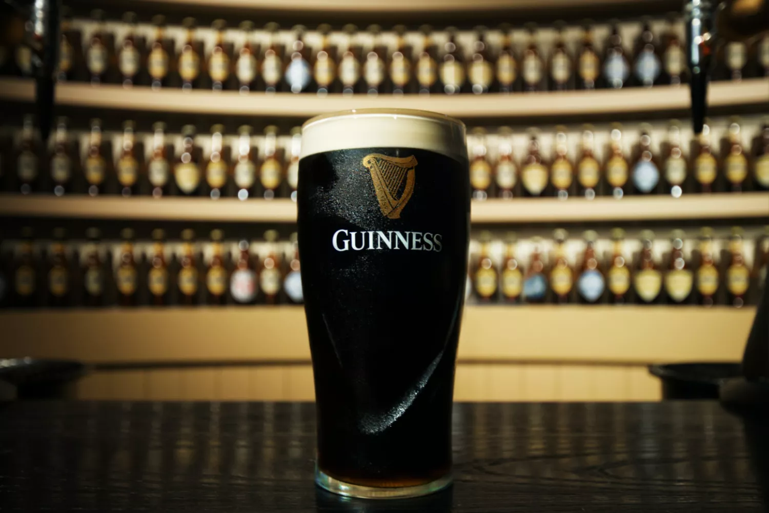 Guinness lanza unas botas que dejan una huella de cerveza para