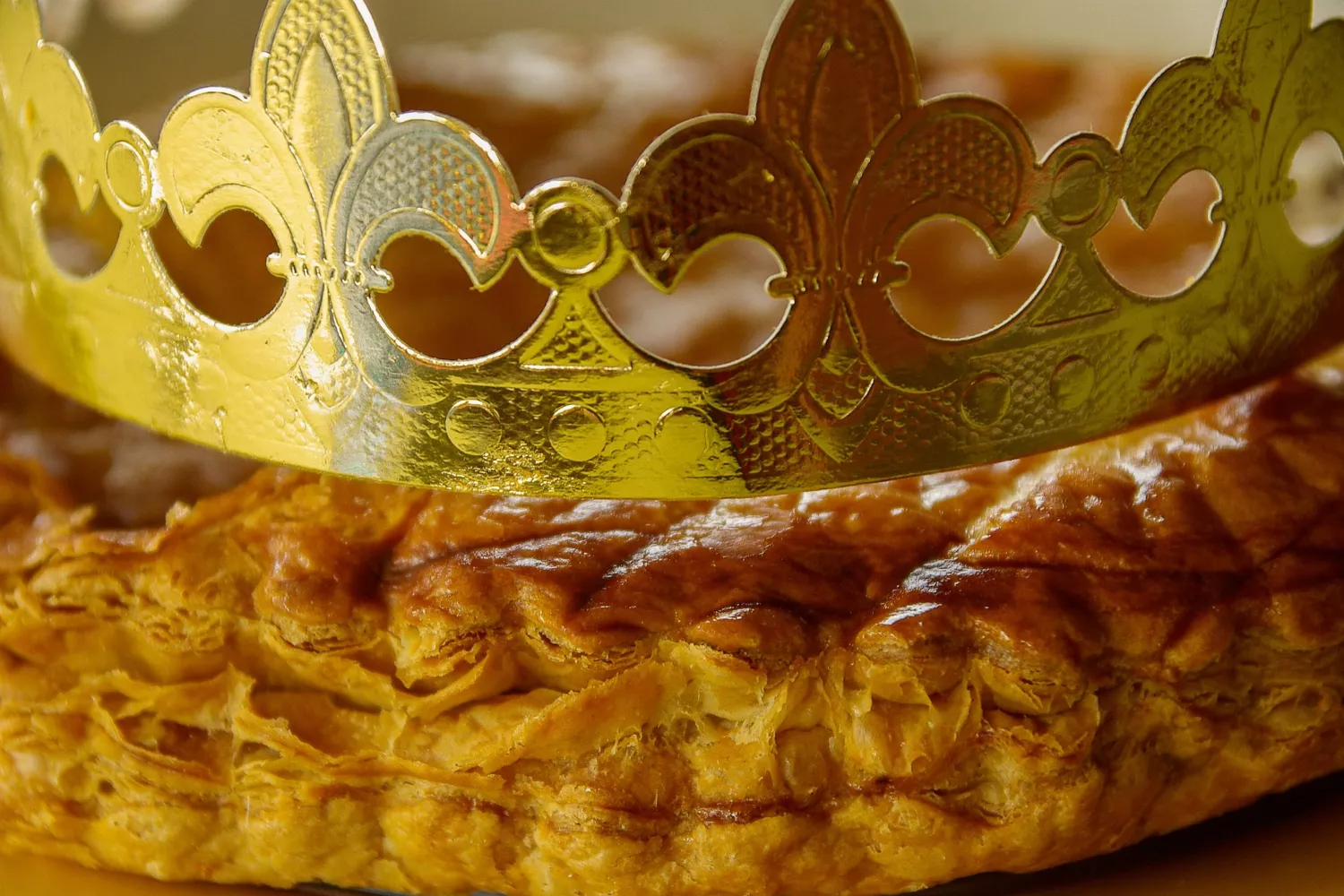 Un roscón de Reyes con corona / PIXABAY