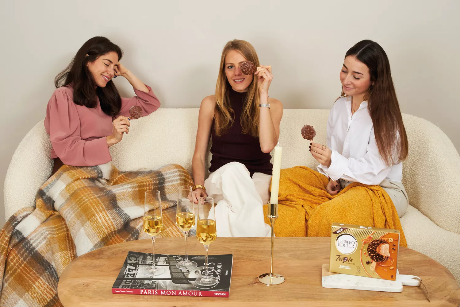 Tres jóvenes con los helados que regala Ferrero Rocher con las compras en Casa Viva / CEDIDA