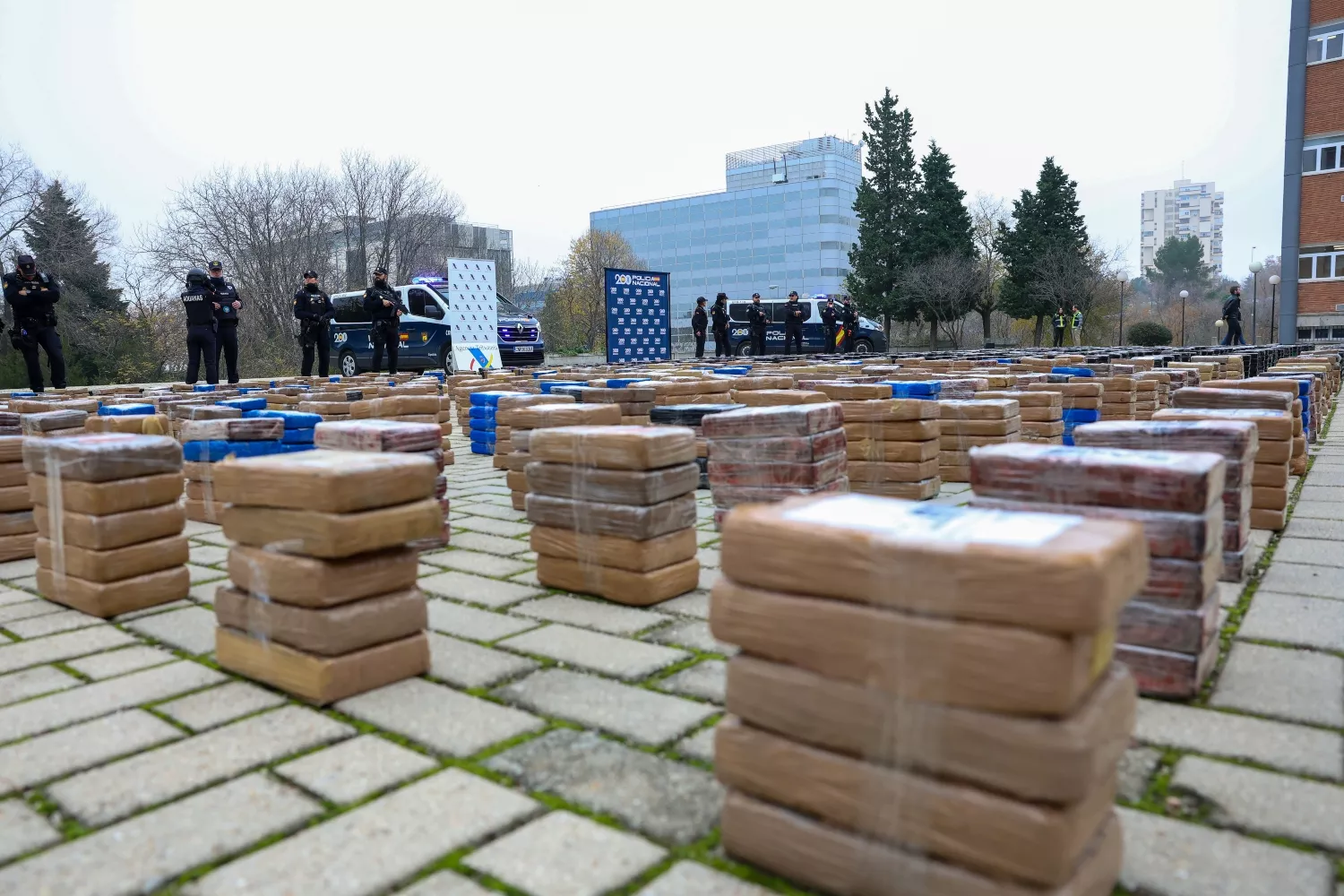 Varios agentes de policía muestran el alijo incautado en un operativo contra el tráfico de drogas durante una comparecencia en el Complejo Policial de Canillas / EP