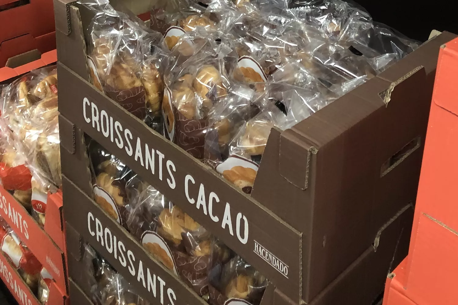 Los cruasanes de cacao con su nuevo envoltorio de color marrón en Mercadona / TEO CAMINO