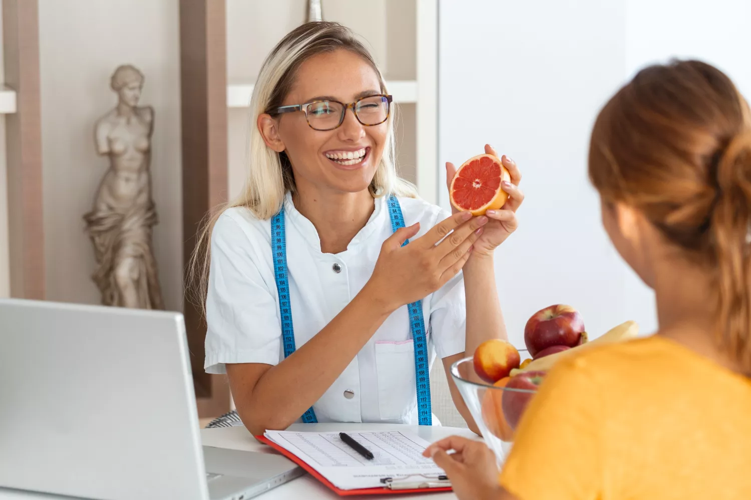 Una cardióloga explica a una paciente los alimentos que no debe comer / FREEPIK - @stefamerpik