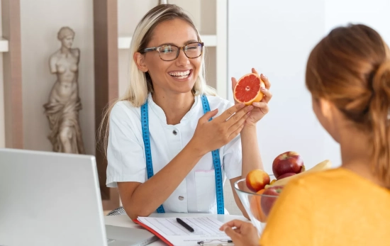 Una nutricionista explica a una paciente los alimentos que le harán subir su energía / FREEPIK - @stefamerpik