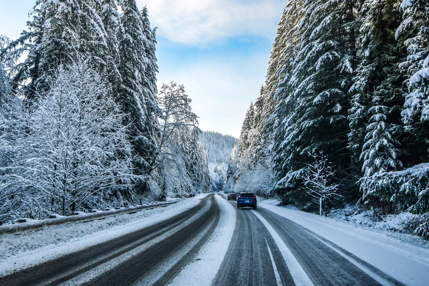 Dos coches en una carretera llena de nieve / UNSPLASH