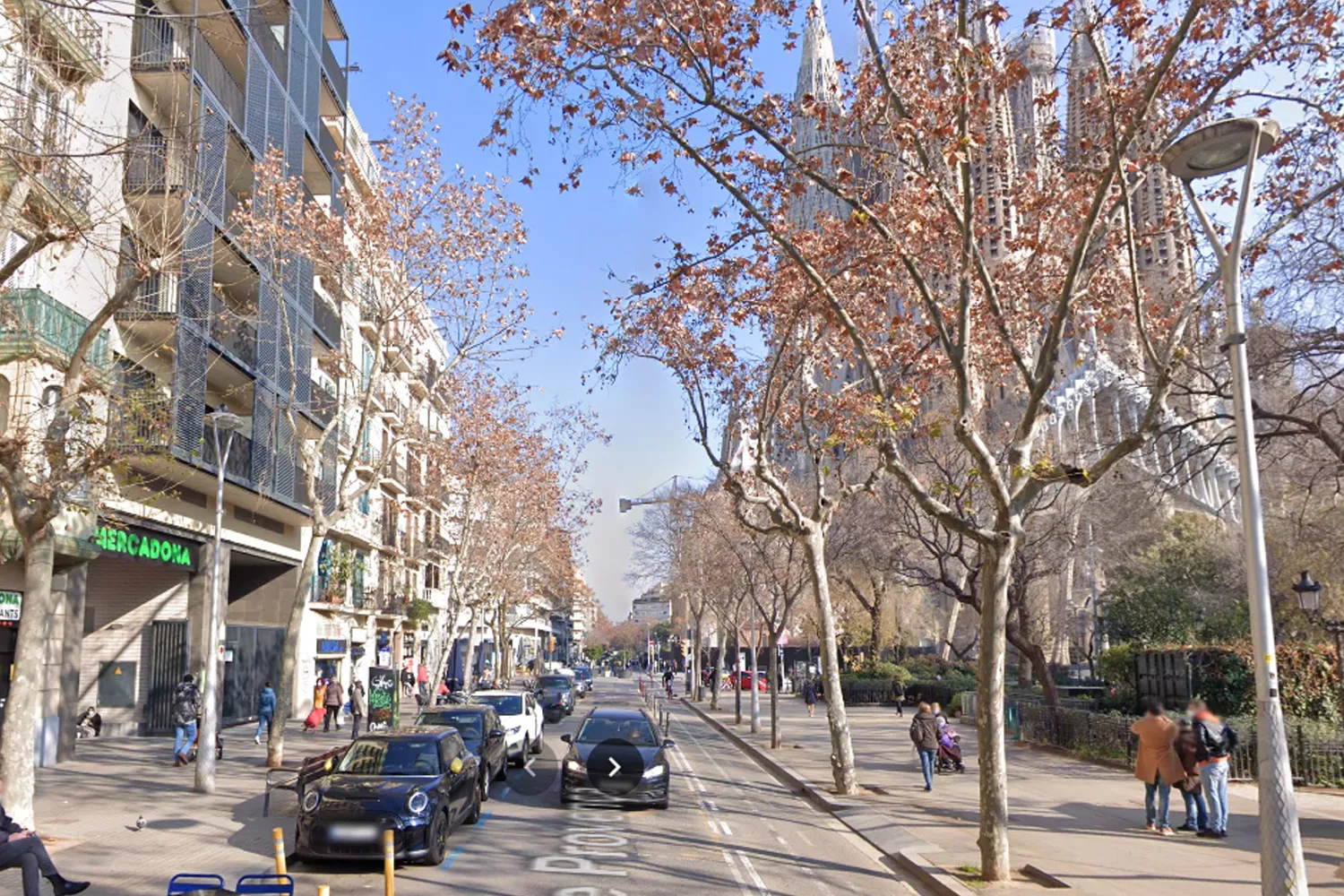 El Mercadona de Sagrada Familia, en Barcelona, donde antes estaba el Cine Niza / GOOGLE MAPS