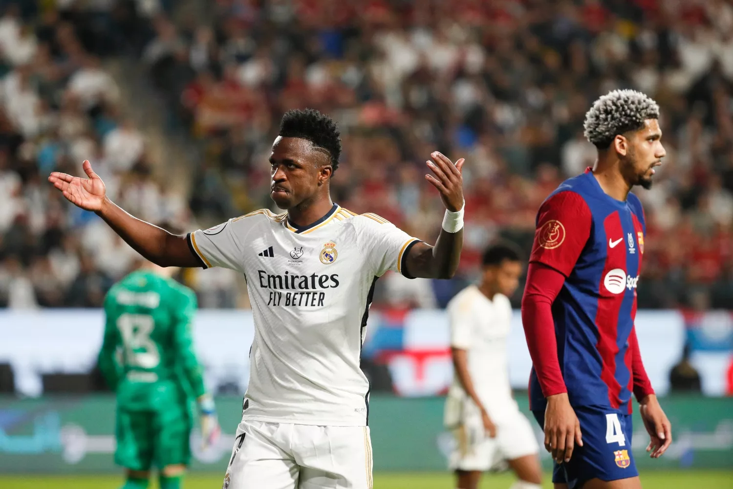 El delantero del Real Madrid Vinicius Junior (i), durante la final de la Supercopa de España / Juan Carlos Cárdenas - EFE