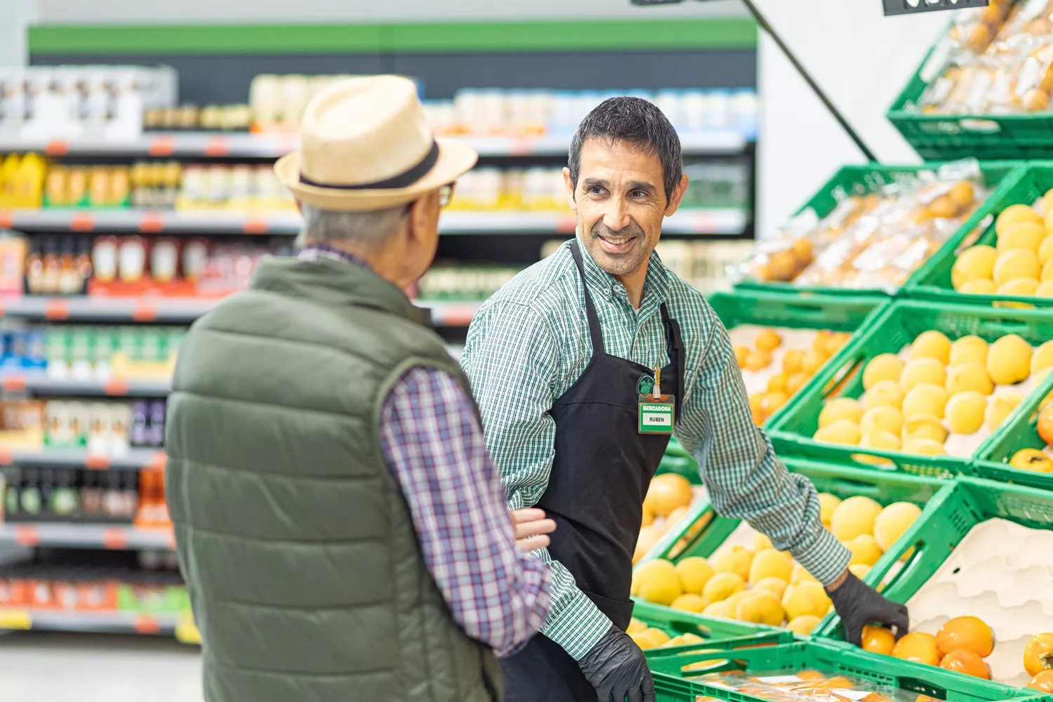 Un cliente hace una consulta a un empleado de Mercadona / MERCADONA