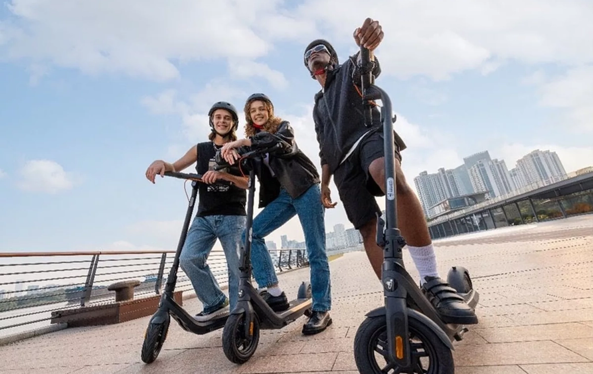 Tres jóvenes con el patinete Ninebot eKickScooter E2 Pro E de Segway / CEDIDA