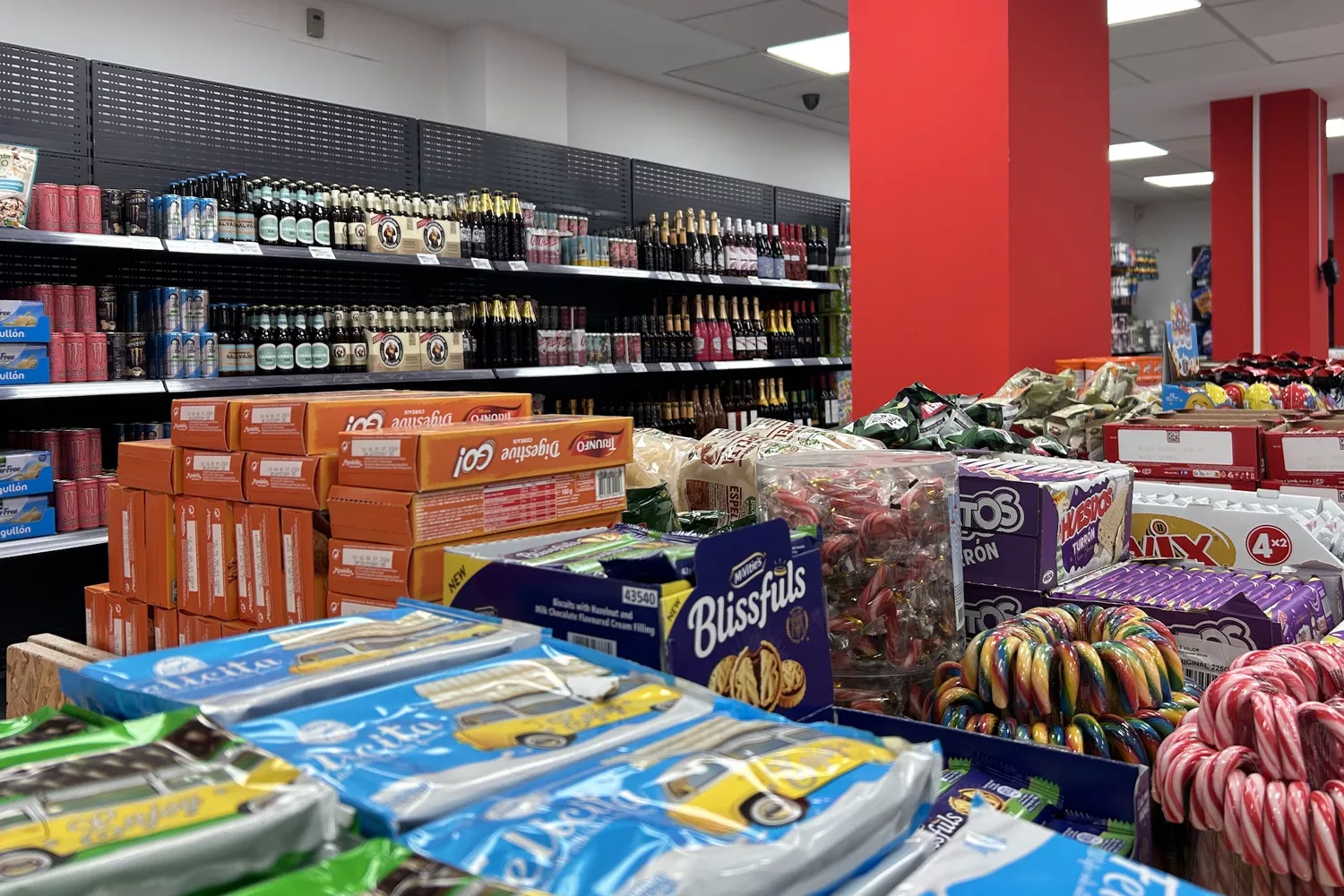 https://www.consumidorglobal.com/uploads/s1/30/30/66/el-interior-del-nuevo-supermercado-sqrups-en-madrid-cedida.webp