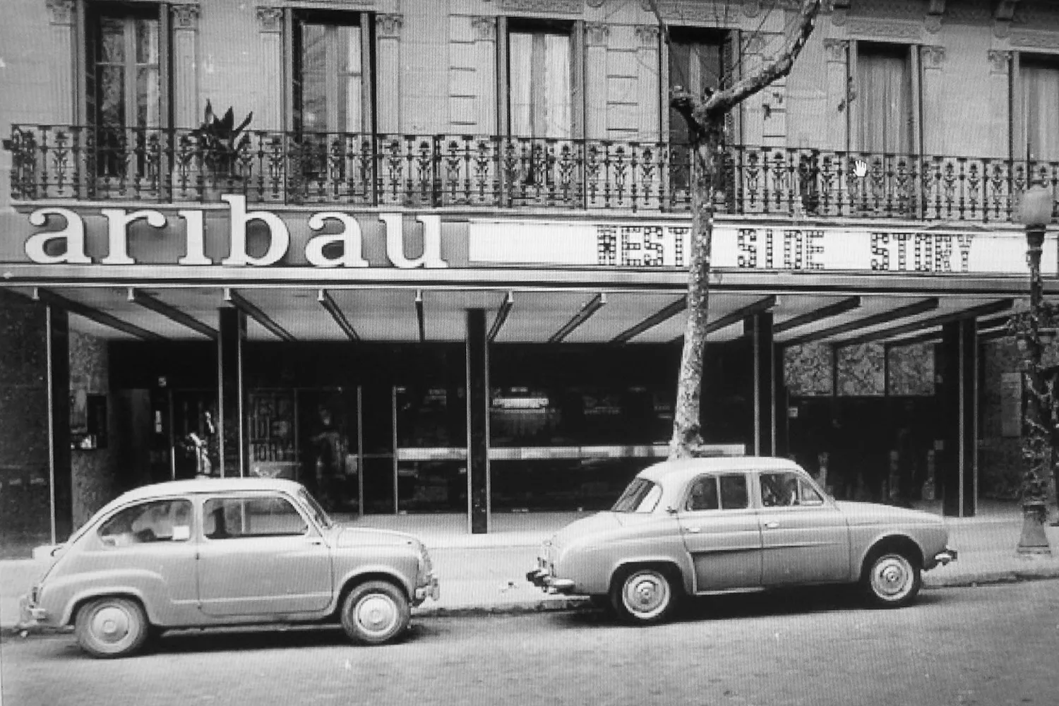 La puerta de entrada al antiguo cine Aribau de Barcelona / EP