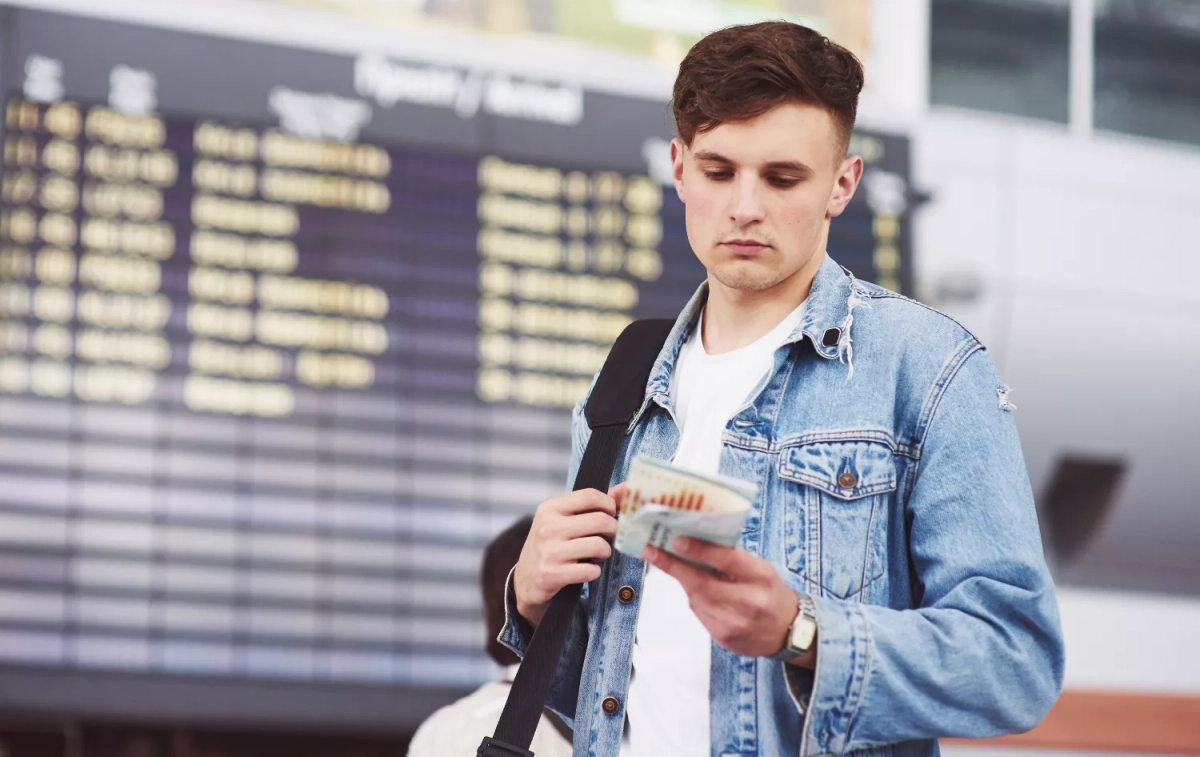 Un joven al que han cancelado su viaje en avión por la huelga / FREEPIK - @standret