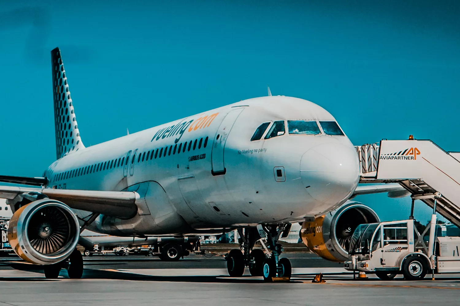 Un avión de Vueling preparado para realizar el embarque / FLICKR