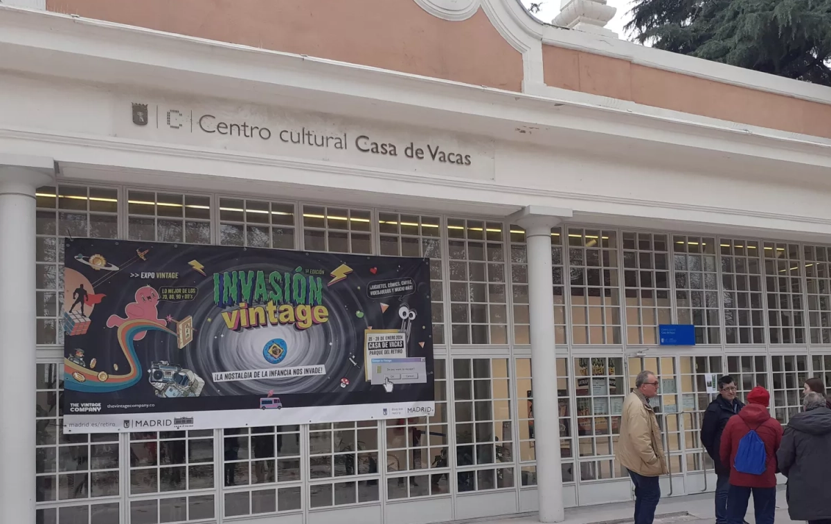 Varias personas a la entrada de la exposición 'Invasión Vintage' / CG