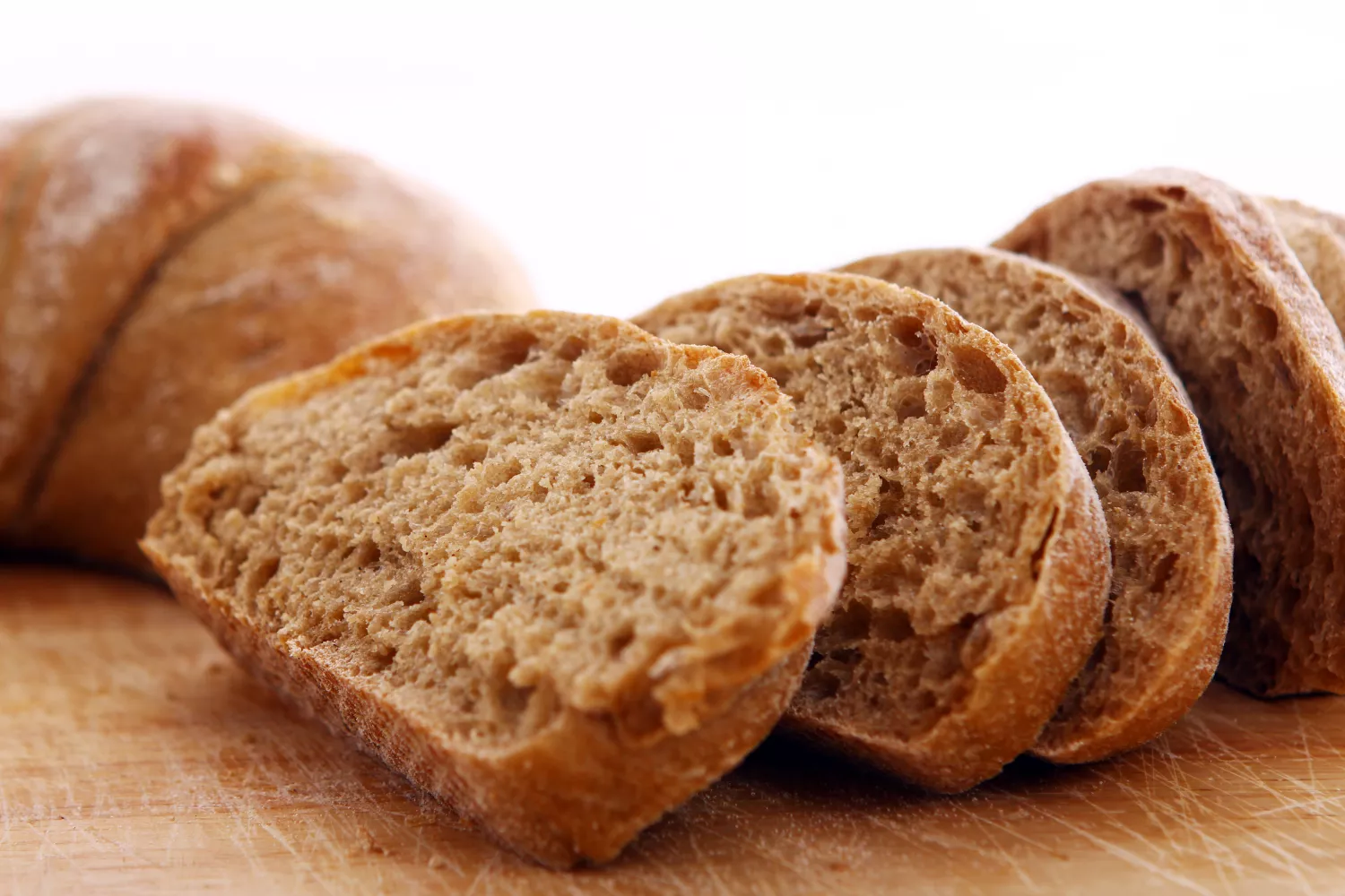 Unas rebanadas de un pan integral muy parecido al de Mercadona / FREEPIK