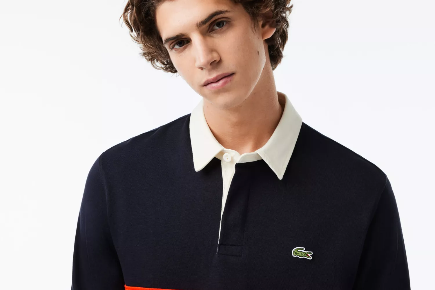 Un joven con un polo Lacoste / LACOSTE