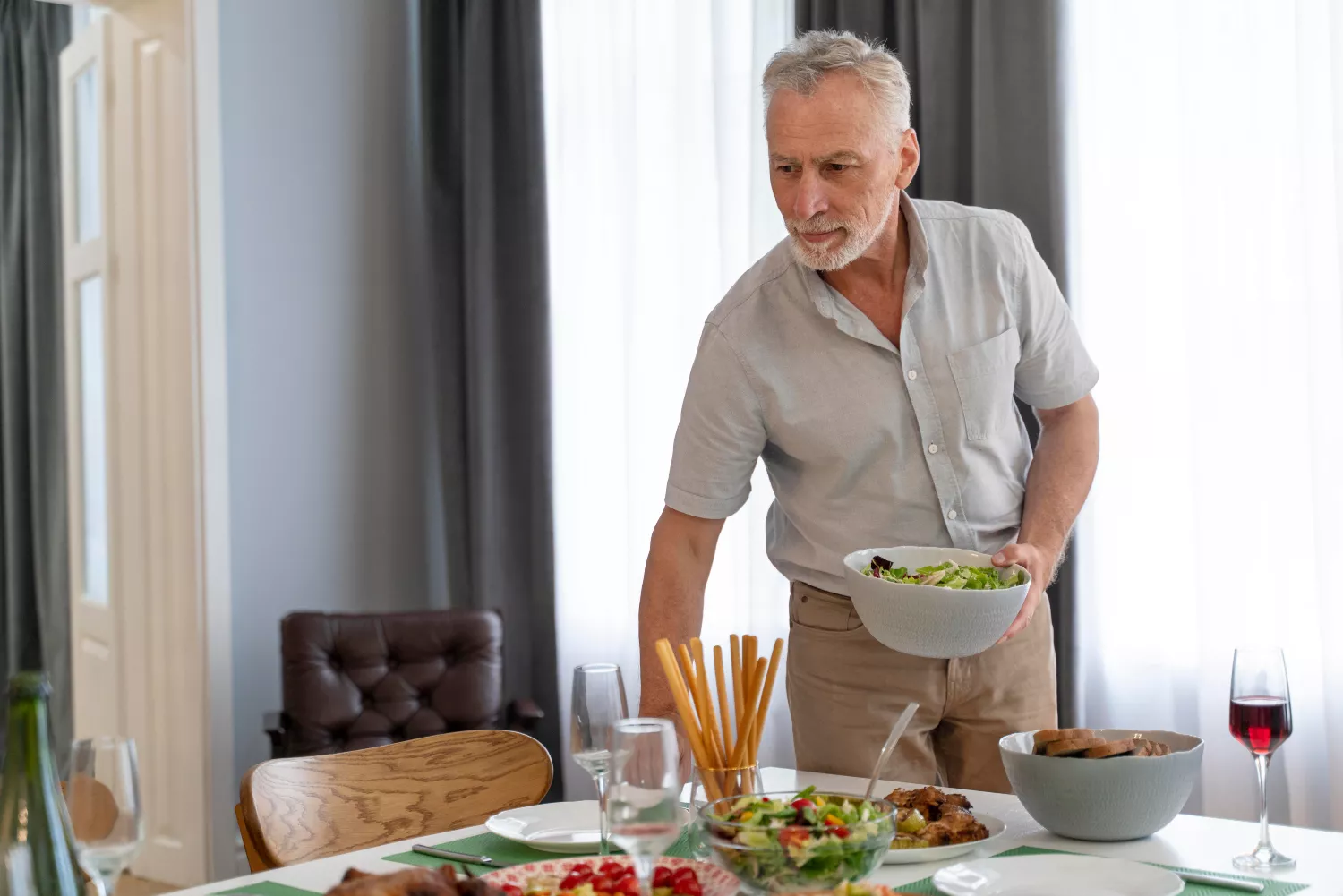 Un hombre mayor con varios alimentos que podrían contribuir a retrasar el envejecimiento / FREEPIK