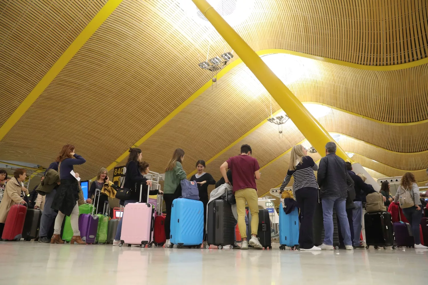 Varios pasajeros con sus maletas en un aeropuerto / Juanjo Martín - EFE