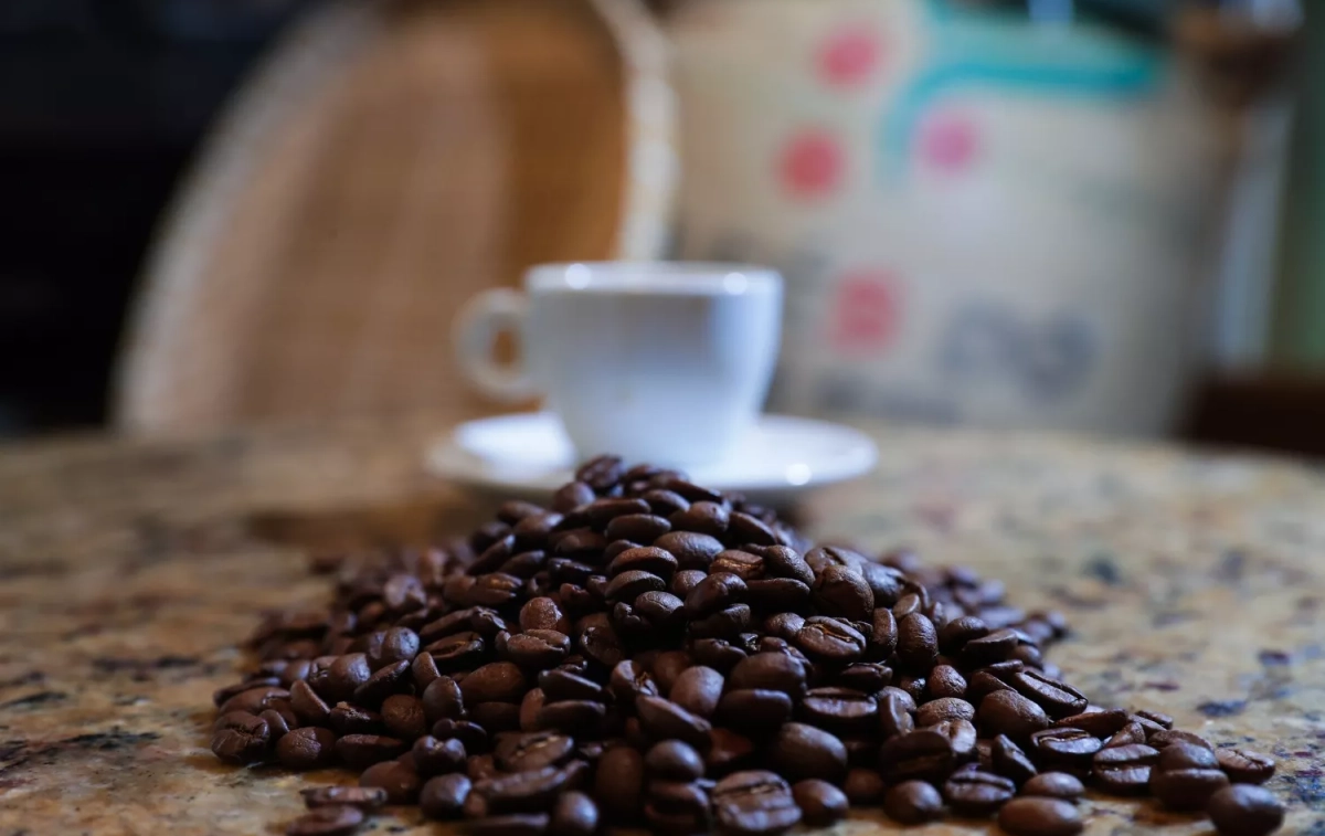 Un taza y granos de café / André Coelho - EFE