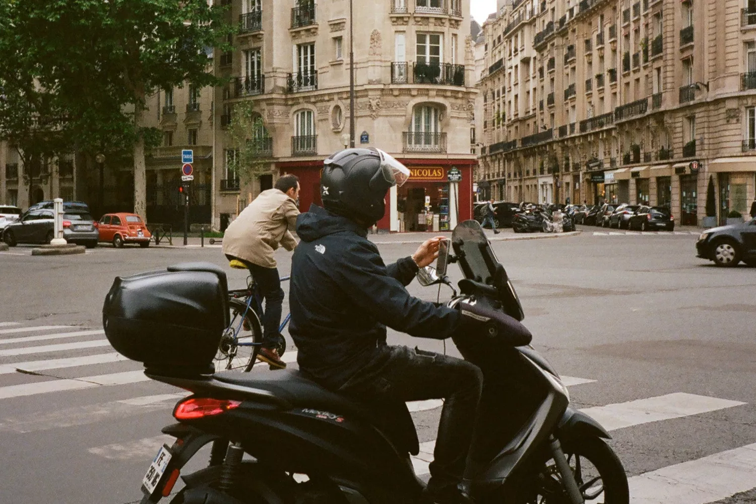 Una persona en moto por la ciudad / PEXELS