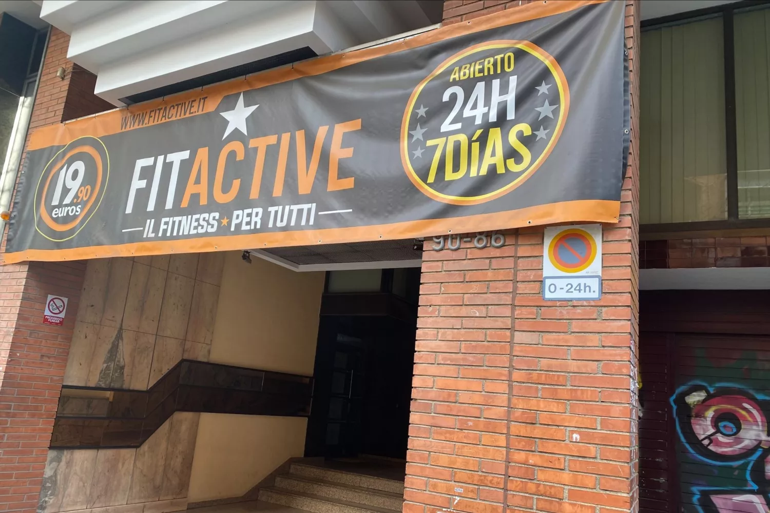 Fachada del gimnasio FitActive en Barcelona / CG