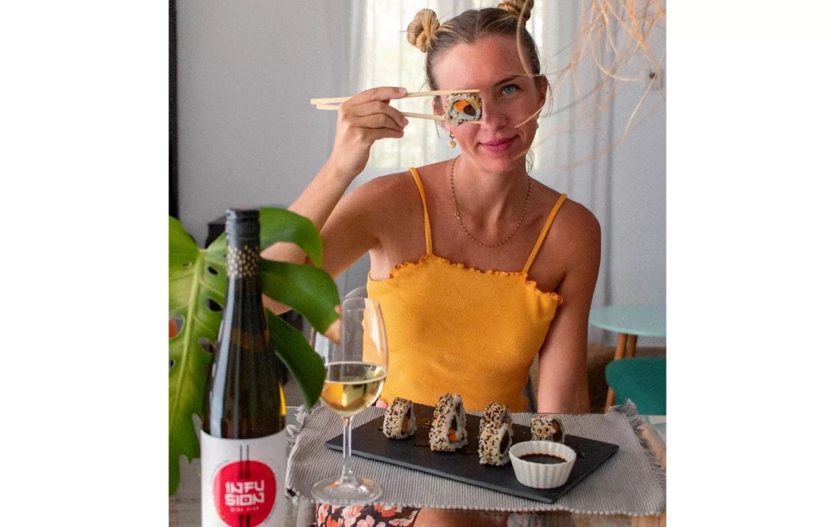 Imagen promocional de una persona maridando sushi con Infusion / HAMMEKEN CELLARS