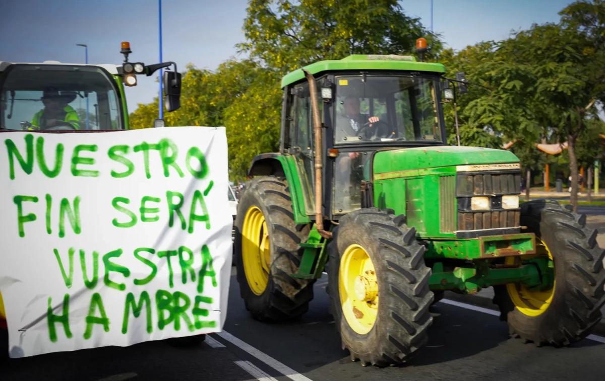 Tractorada de protesta en la calle Virgen del Patrocinio, una de las entradas a Sevilla / MARÍA JOSÉ LÓPEZ - EP