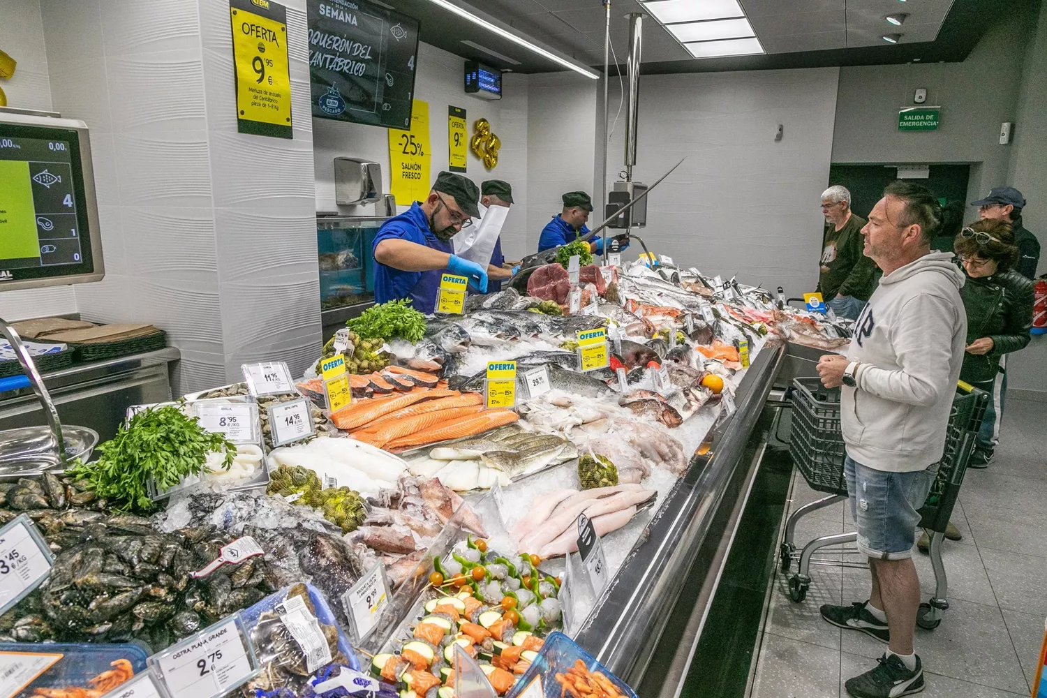 La sección de pescadería de un supermercado con salmón y alternativas más baratas / BM