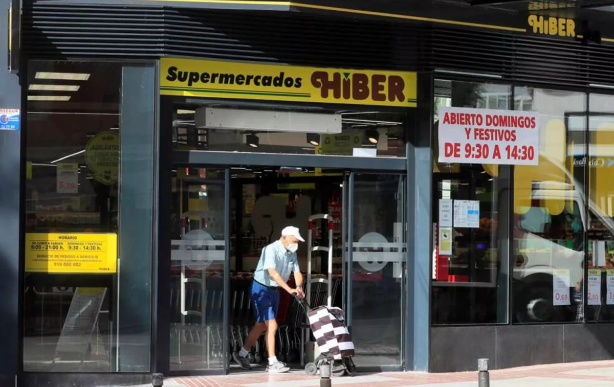 Un cliente abandona un establecimiento de Supermercados Hiber / EFE
