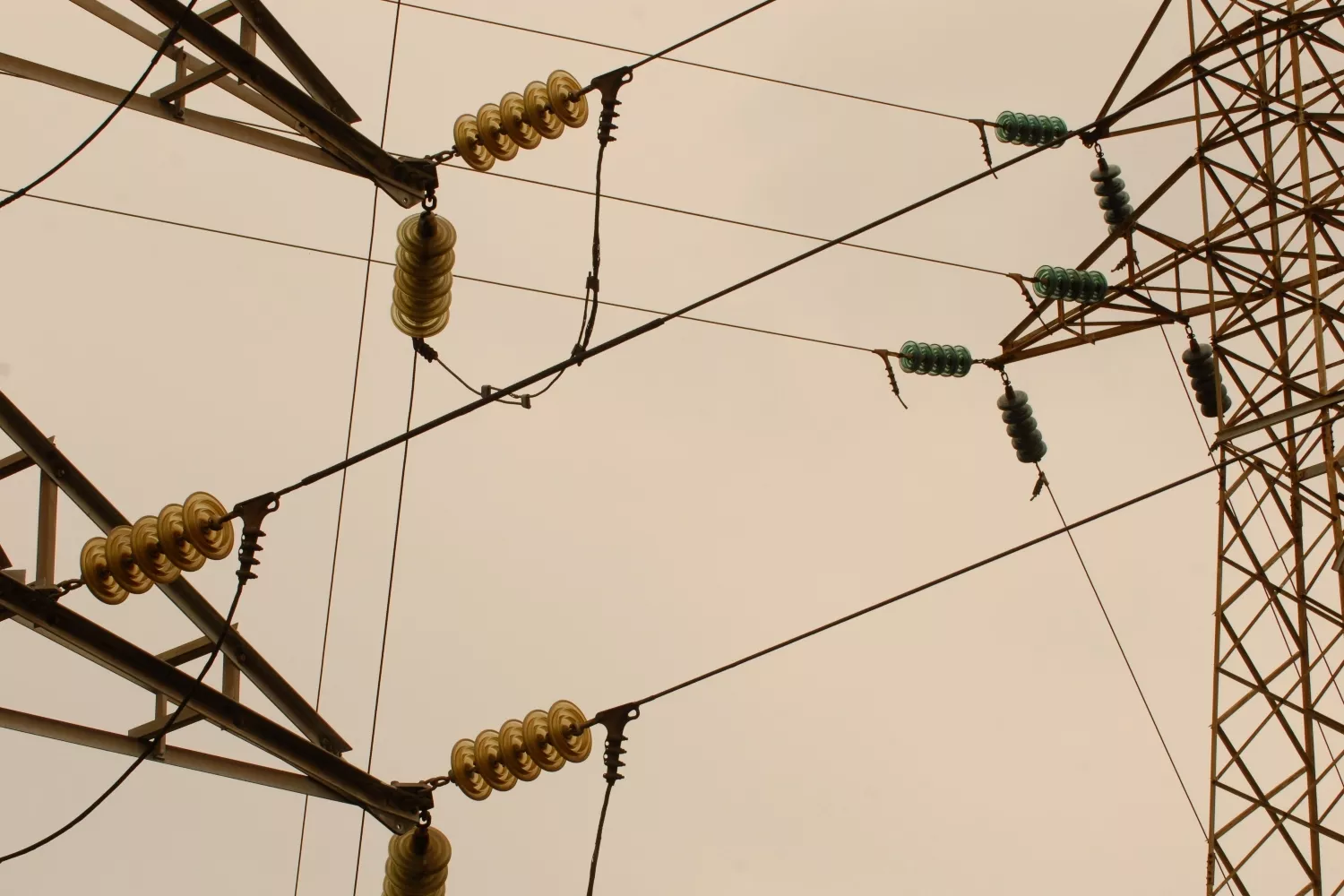 Tendido eléctrico que transporta la luz / EP