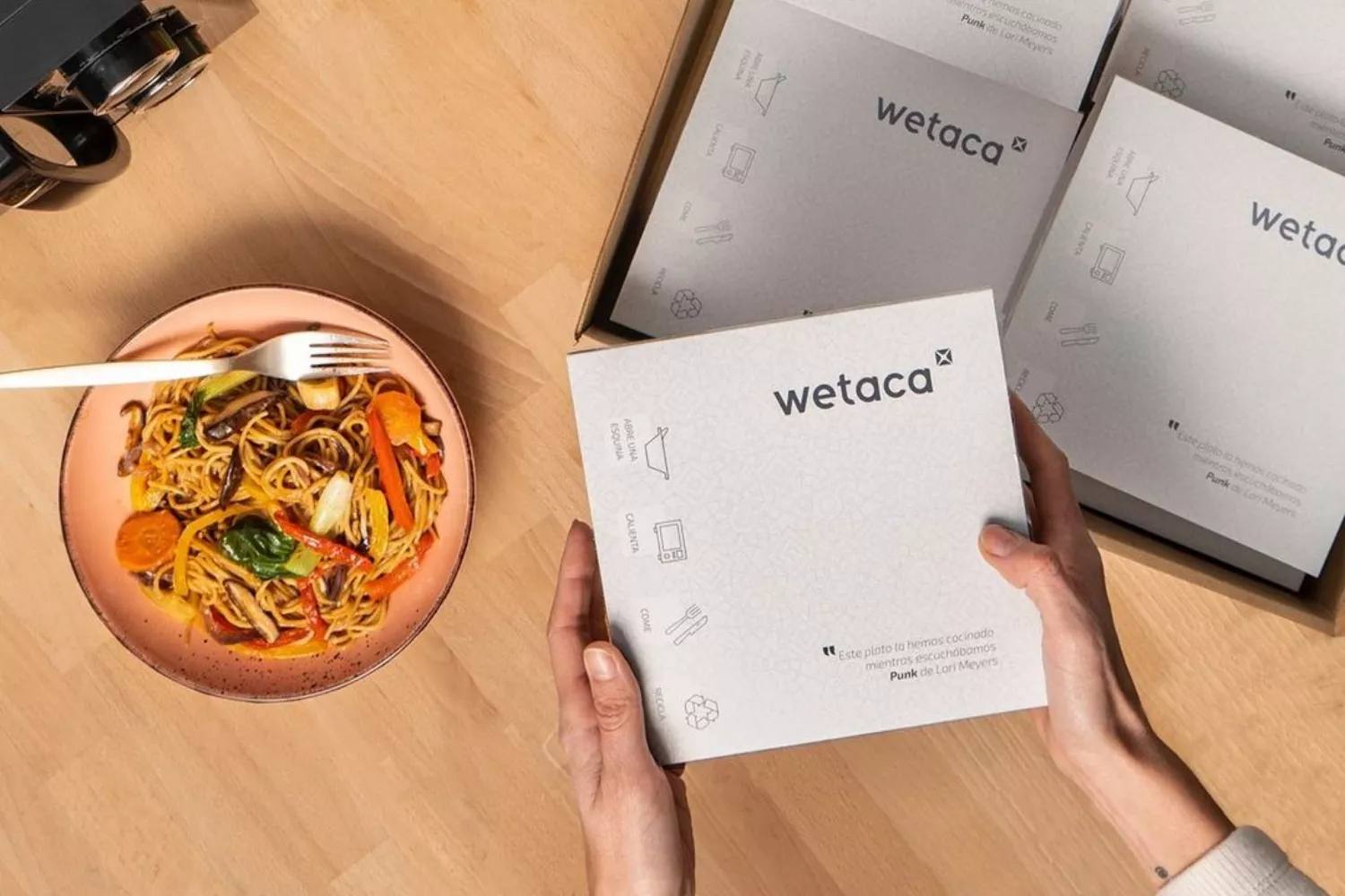 Varios platos de Wetaca en una caja / WETACA