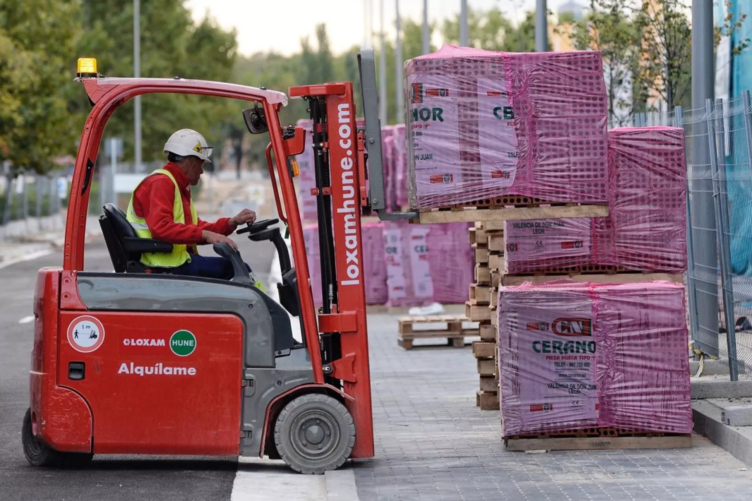 Un trabajador que podría beneficiarse de la subida del Salario Mínimo Interprofesional (SMI) / EFE