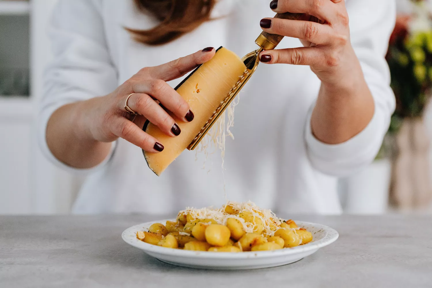 Una mujer prepara un plato italiano muy similar al que vende Mercadona / PEXELS