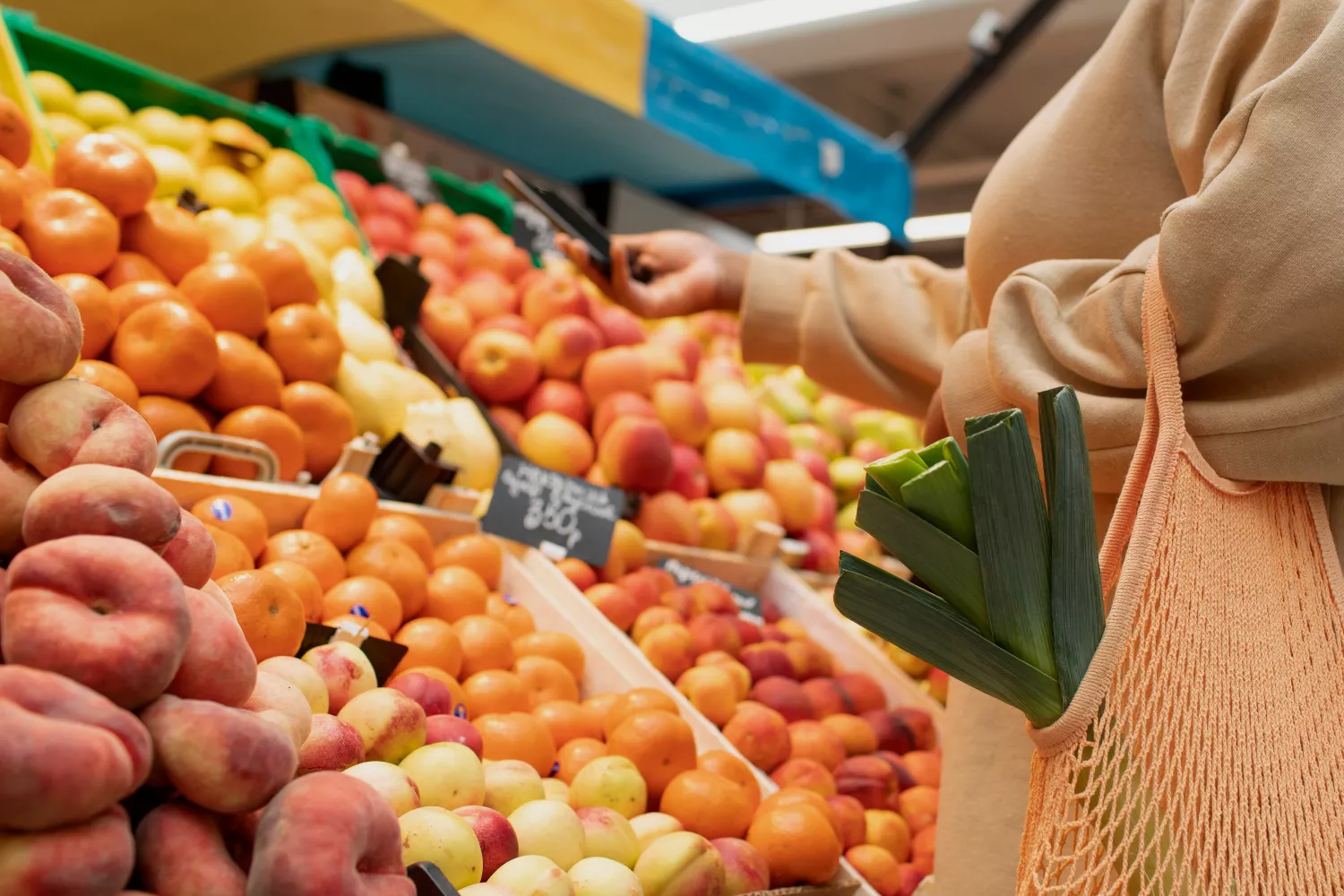 Una mujer compra frutas y verduras / FREEPIK