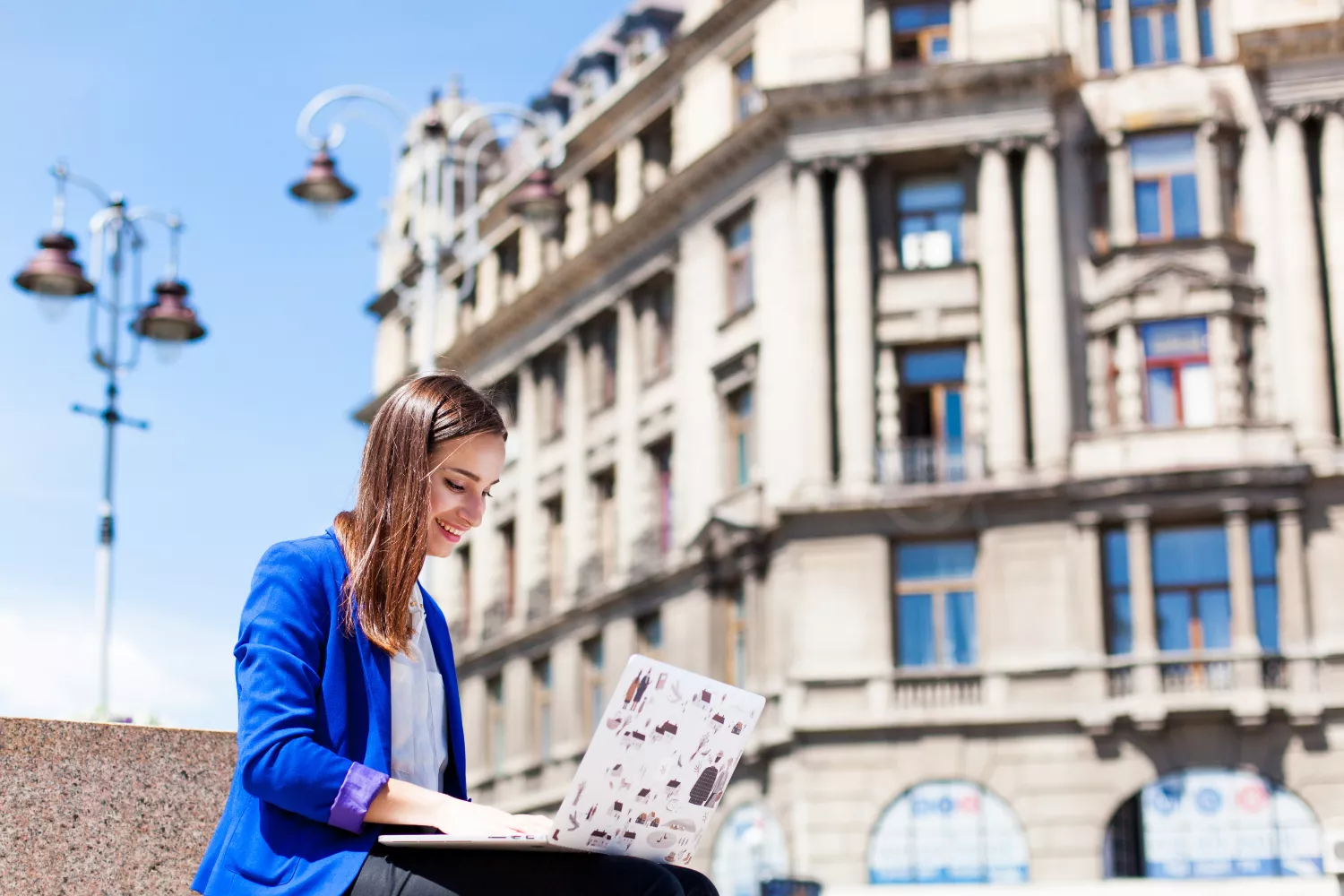 Una chica trabaja con su portátil en una de las ciudades más inteligentes del mundo / FREEPIK - @v.ivash